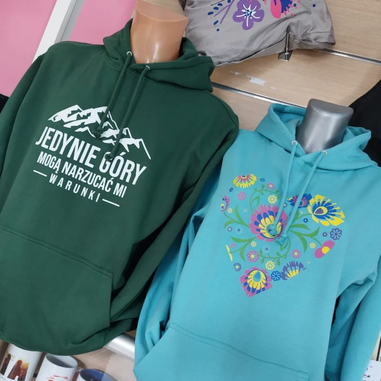 bluza z kapturem z nadrukiem