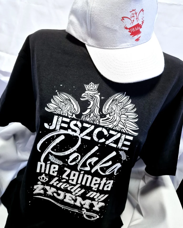 koszulka z nadrukiem i czapka z nadrukiem